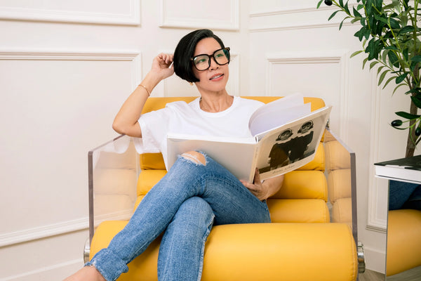 Lunettes de lecture après 50 ans : comment choisir une monture élégante qui ne vieillit pas.